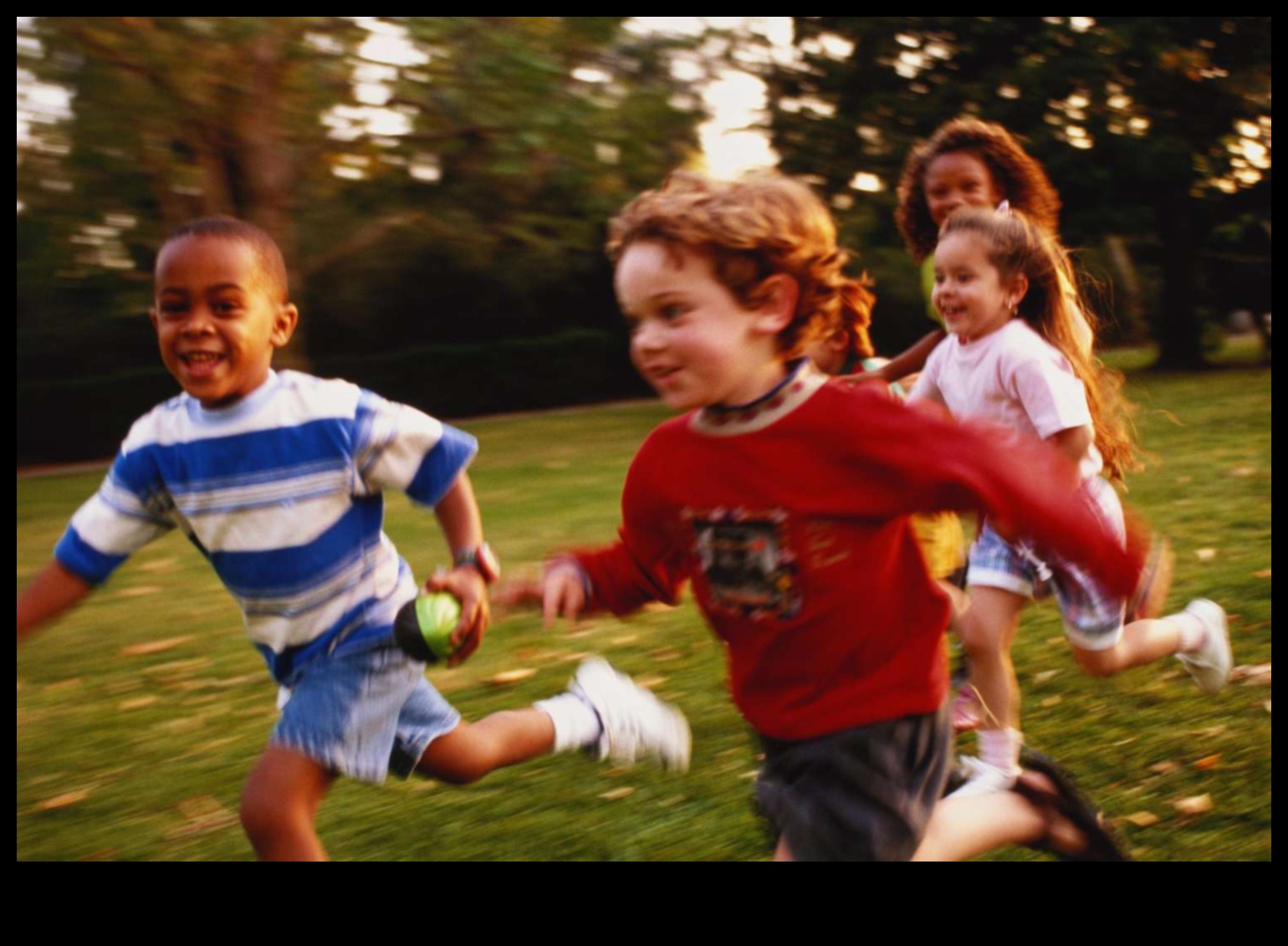 Varavīksnes stafetes sacīkstes: krāsaini un enerģiski, jautri vingrojumi bērniem