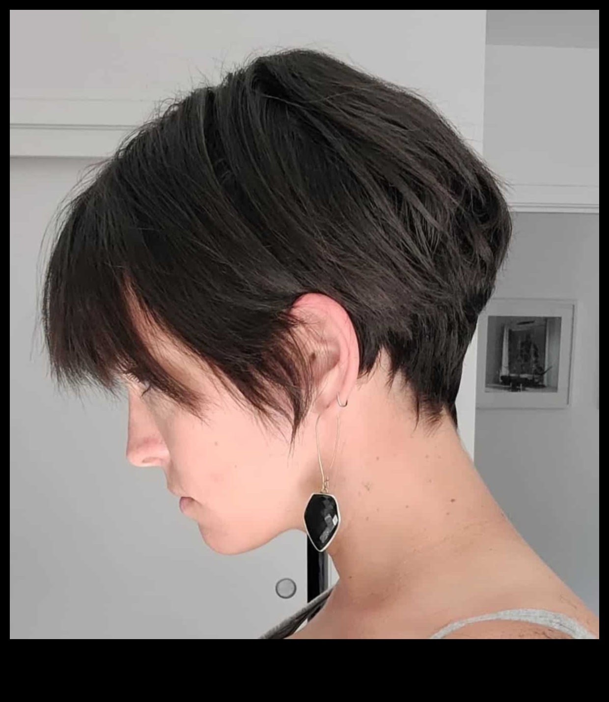 Razor Chic Turpinājums: modernas īsas frizūras drosmīgam izskatam