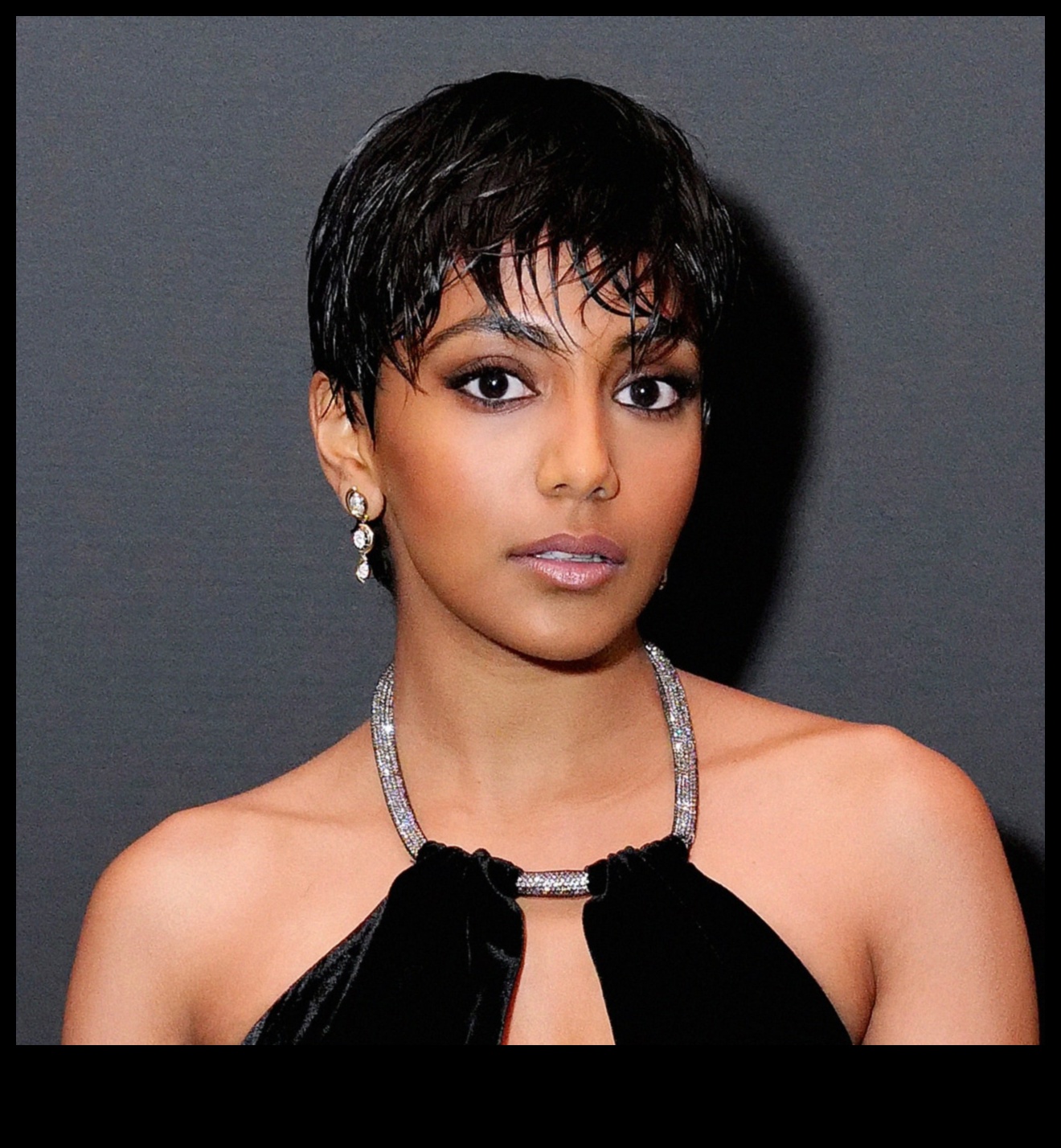 Chic Crop Turpinājums: modernas īsas frizūras stilīgam izskatam