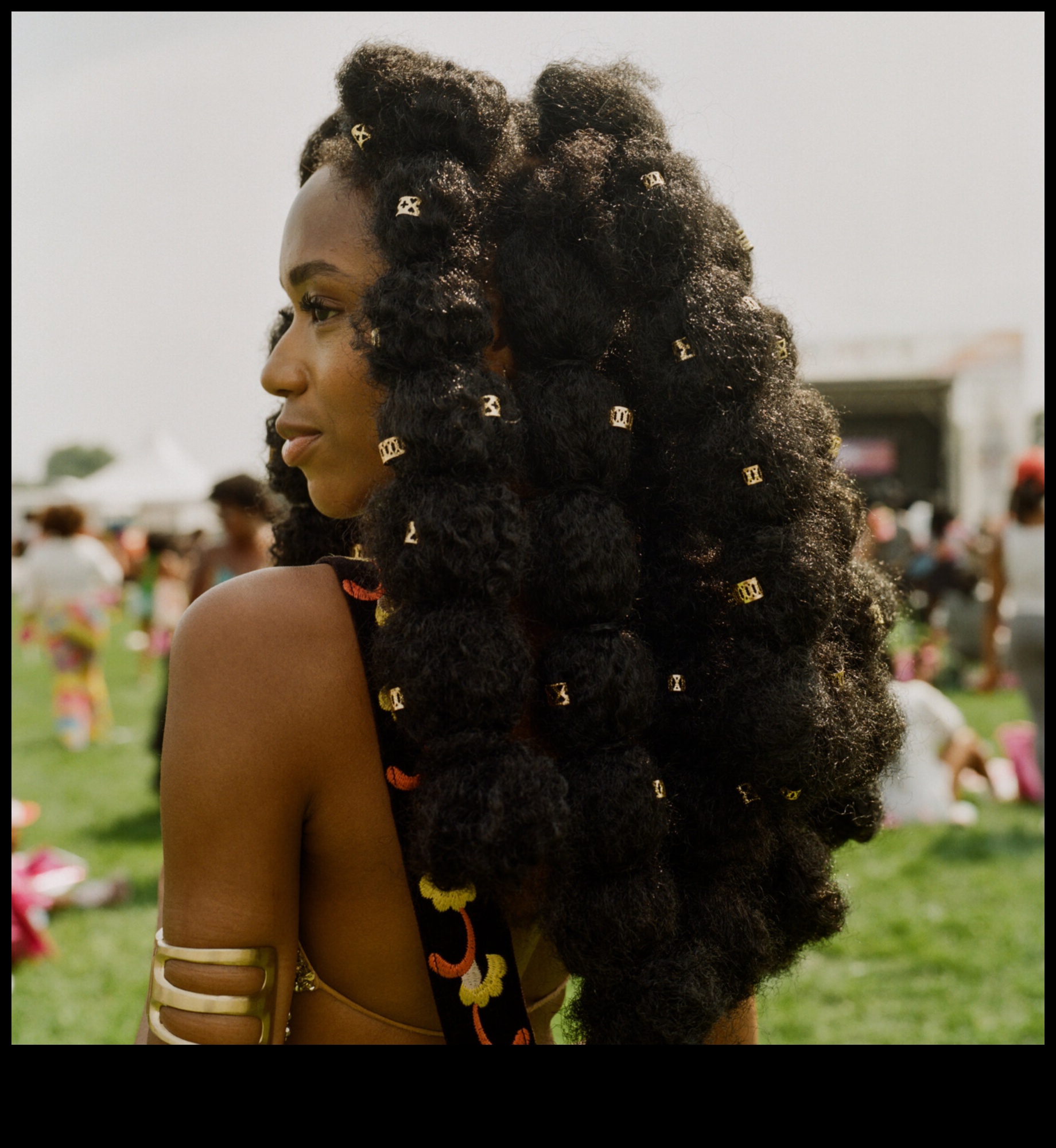 Cirku karnevāla turpinājums: cirtainu frizūru daudzveidības godināšana