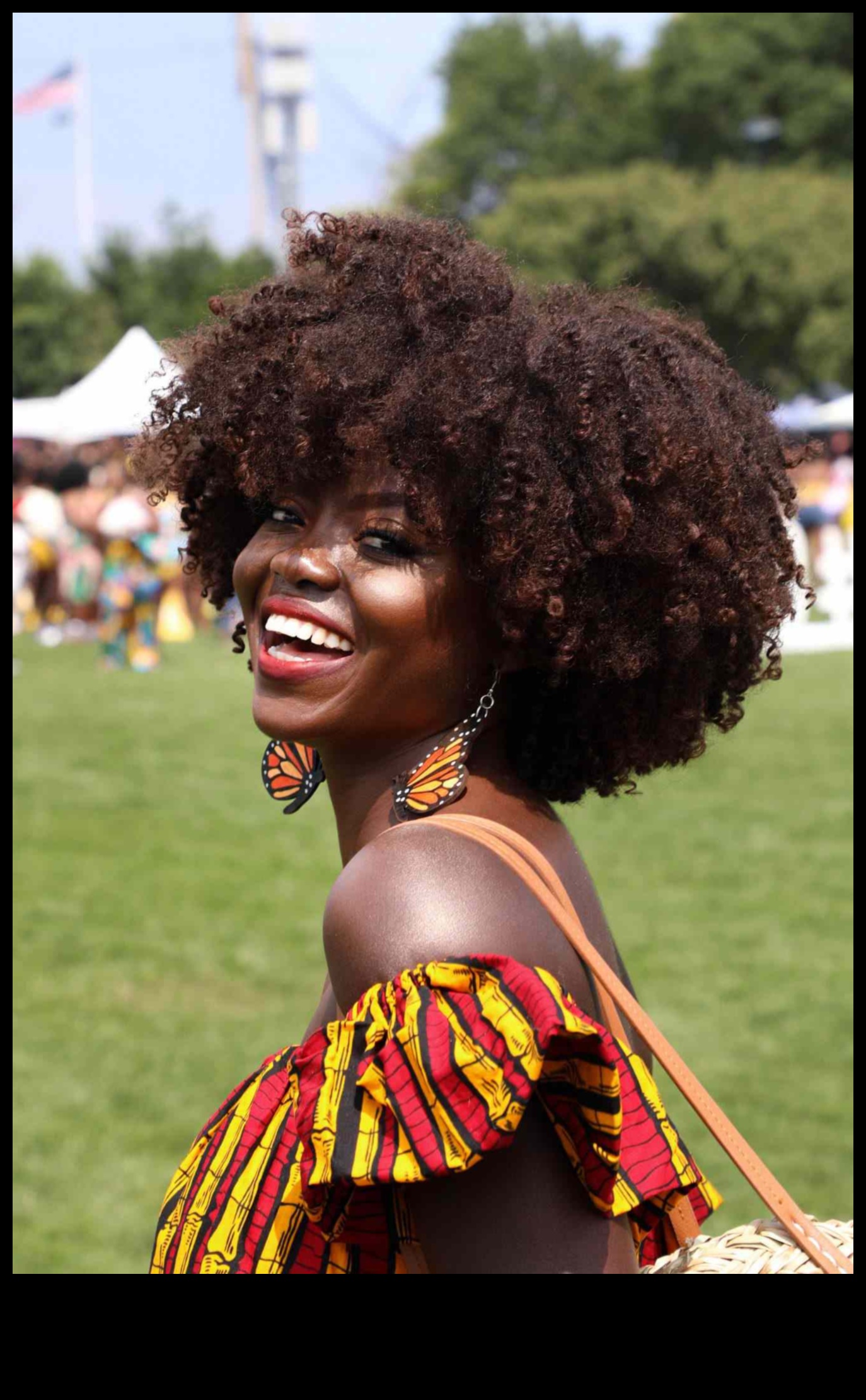 Cirku karnevāla turpinājums: cirtainu frizūru daudzveidības godināšana