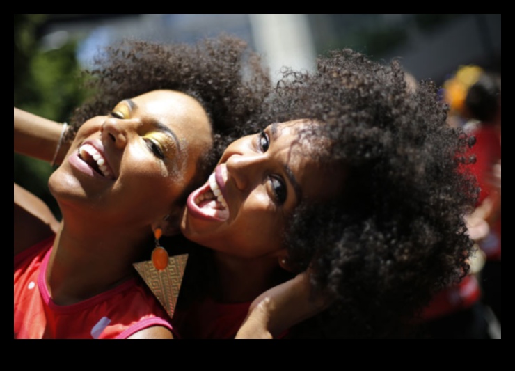 Cirku karnevāla turpinājums: cirtainu frizūru daudzveidības godināšana