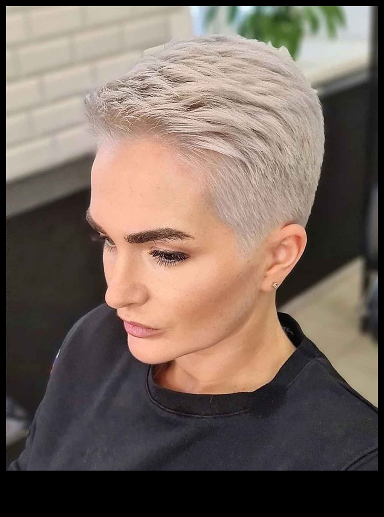 Bold Buzz Turpinājums: Aptveriet īpaši īsu frizūru spēku