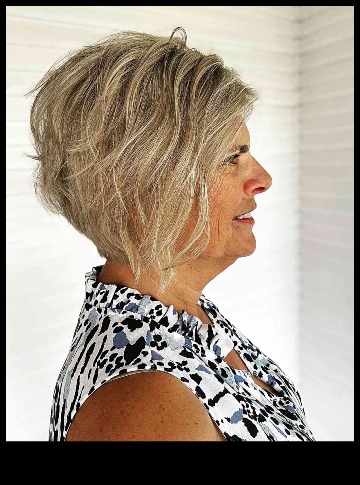 Ikdienas elegance: stilīgas un praktiskas vidējas frizūras