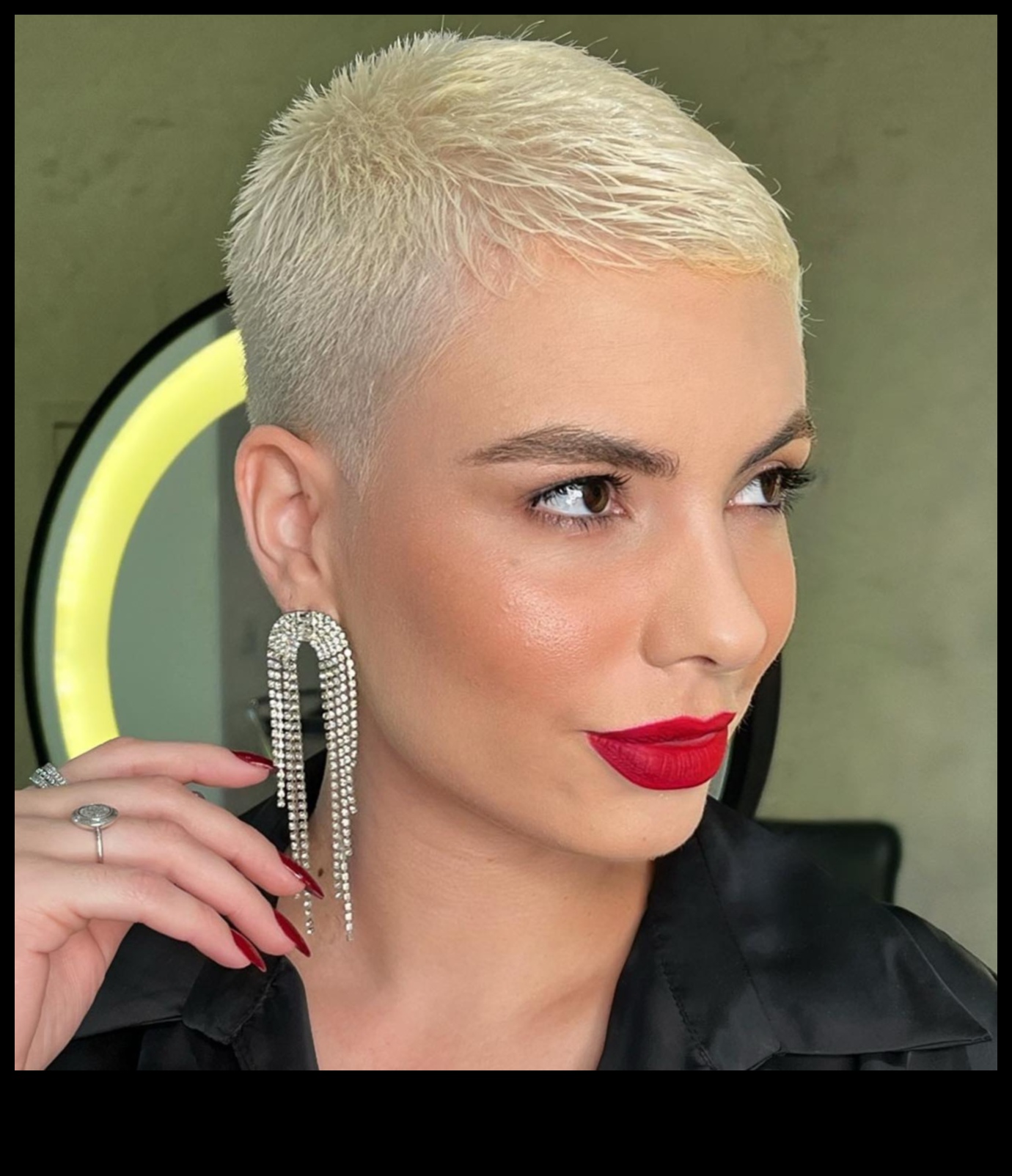 Bold Buzz Turpinājums: Aptveriet īpaši īsu frizūru spēku