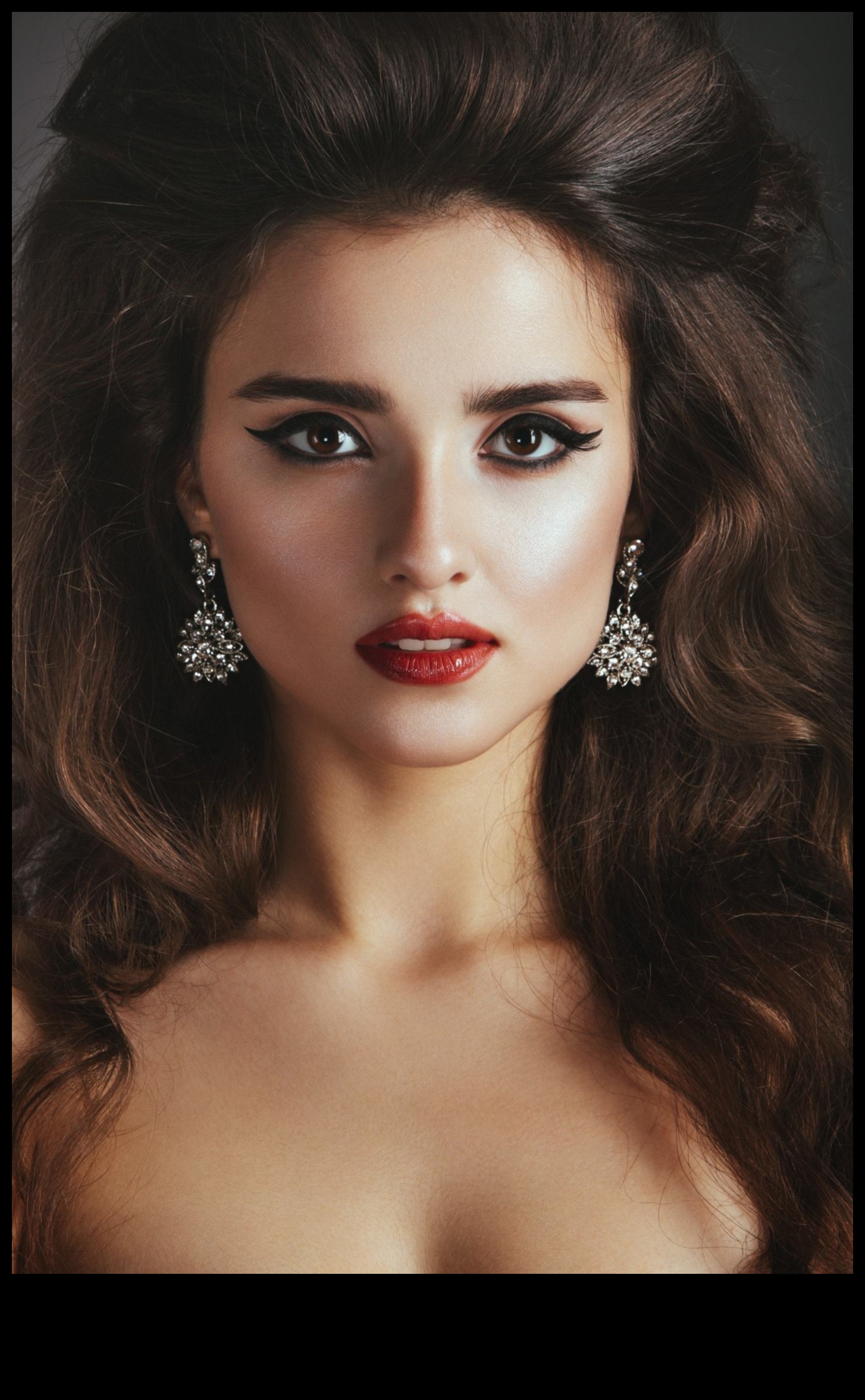 Skaistule brunete retro stilā: senlaicīgi iedvesmotas frizūras mūsdienu laikam