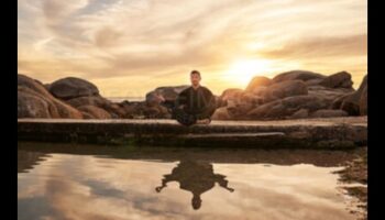 Jauda pie dīķa: āra vingrinājumi mierīgā piekrastes vidē