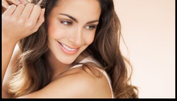 Matu krāsa un pašpārliecinātība: kā jūsu svārki ietekmē jūsu pašcieņu